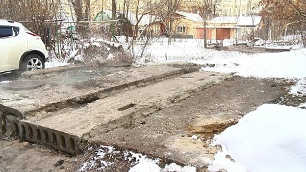 Отверстия в теплотрассе на улице Глазунова волнуют местных жителей