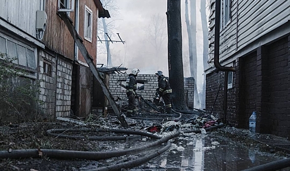 Пожар в поселке Радчино уничтожил десятки домов на площади в 700 кв метров