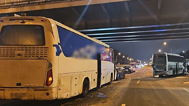 Автобус влетел в участников массовой аварии