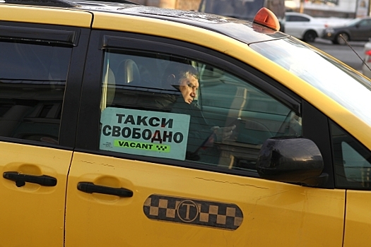 В России предложили запретить парковку и стоянку такси в жилой зоне