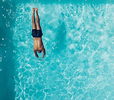 Турист упал в бассейн на курорте в Европе и выжил после остановки сердца