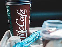 McDonald's в США разместит рекламу вакцинации на кофейных стаканах