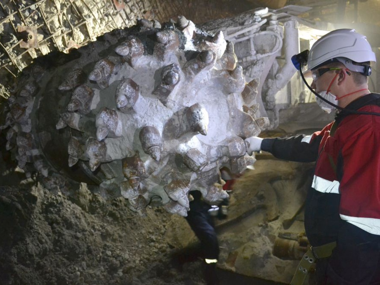 Рудник интернациональный мирный якутия. Шахта алроса. Рудник интернациональный алроса. Мирный якутия рудник мир. Рудники алроса.