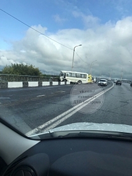 В Костроме рейсовый автобус с пассажирами едва не рухнул с моста в реку (ВИДЕО)