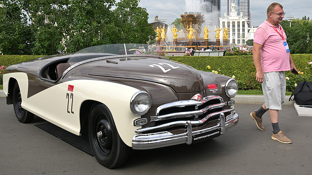 В поздние послевоенные годы автоспорт в СССР начал возрождаться. Одним из ключевых автомобилей этого периода стала «Победа-Спорт», которая под одним именем подразумевает сразу несколько созданных силами сотрудников ГАЗ машин. Они использовалась в кольцевых гонках, шоссейных соревнованиях и даже ралли. Изменения по сравнению с серийной «Победой» подразумевали иной кузов с улучшенной аэродинамикой, форсированный двигатель и уменьшенную массу. Эти автомобили не выпускались серийно, а строились малыми партиями для спортивных команд. «Победа-Спорт» стала переходным этапом от довоенных экспериментов к более серьёзным спортивным проектам 1950-х годов.