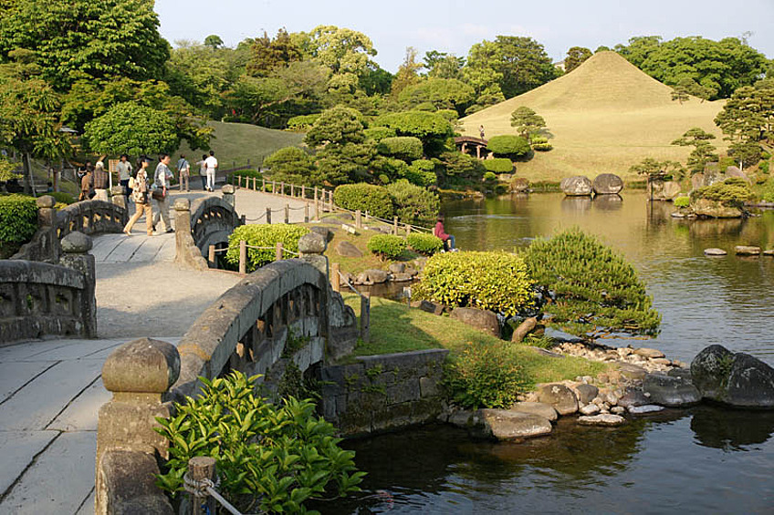 Вода должна быть частью естественного пейзажа в японском саду. Поэтому здесь вы не найдете фонтанов. Вода течет плавно и мягко. Над самыми красивыми водоемами часто вешают фонари. В некоторых садах даже есть высохшие пруды, причем, они создают тот же эффект, что и полные. На фото: сад в Кумамото, Япония. (63highland)