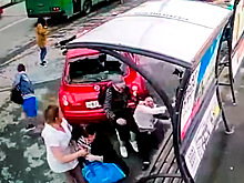 Красненькая машинка: женщина-водитель в панике сбила несколько человек