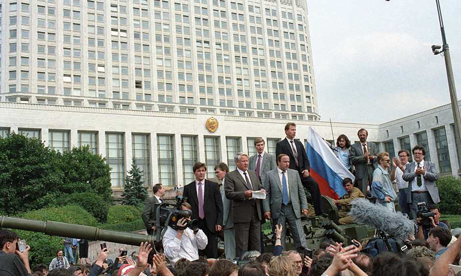 ГКЧП противостояло руководство РСФСР, крупнейшей республики в составе Советского Союза, - президент Борис Ельцин и вице-президент Александр Руцкой.