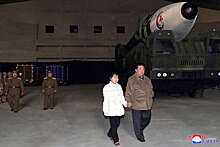 Глава КНДР Ким Чен Ын впервые показал дочь на испытаниях межконтинентальной ракеты
