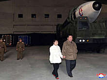 Глава КНДР Ким Чен Ын впервые показал дочь на испытаниях межконтинентальной ракеты