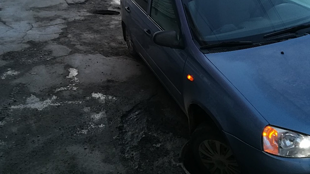 Саратовец на «Калине» объехал открытый люк на обочине и провалился в следующий