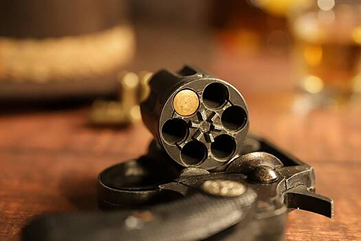 Жених женщины заставил бойфренда ее дочери играть в русскую рулетку