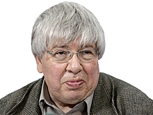 На фоне сгущающихся туч...