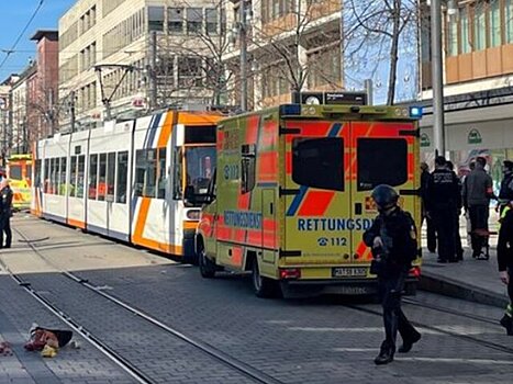 Mannheimer Morgen: автомобиль въехал в толпу в немецком Мангейме