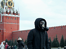Низкую смертность от омикрон-штамма объяснили