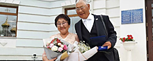 В Якутии семьям, прожившим в браке 50 лет, вручили медали «За любовь и верность»