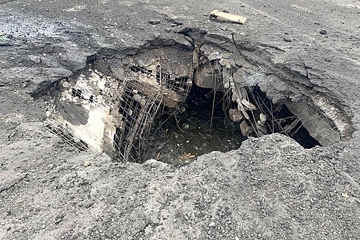 Последствия сброса двух бомб ВСУ на ведущую в Крым трассу сняли на фото