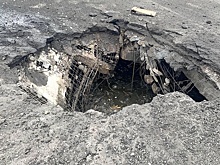 Последствия сброса двух бомб ВСУ на ведущую в Крым трассу сняли на фото