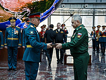 Новосибирский полковник Андрей Марушкин получил именное оружие от министра обороны России Сергея Шойгу