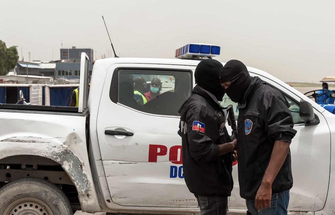 СМИ: Бандиты напали на кортеж премьера Гаити в Порт-о-Пренсе