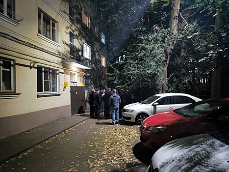 Жильцов экстренно эвакуируют из-за трещины в многоэтажке Ростова-на-Дону