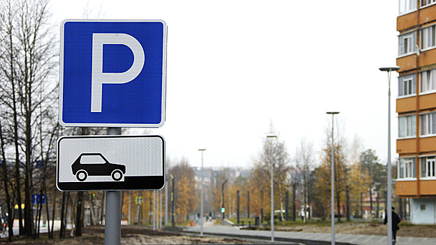 На платных парковках Петербурга ввели ночные ограничения