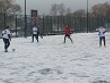 Серию футбольных матчей перенесли на другой день из-за гололеда.	