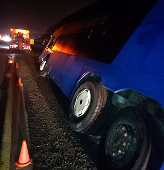 Уходя от столкновения, автобус улетел в кювет