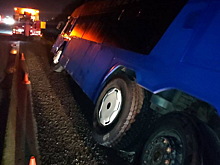 Уходя от столкновения, автобус улетел в кювет