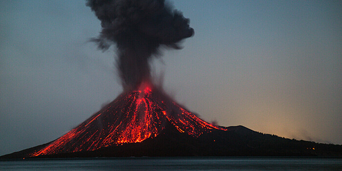 Извержение вулкана Анак-Кракатау началось в Индонезии