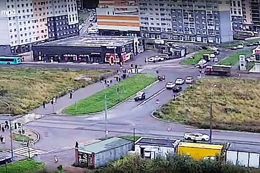 Россиянин во время ДТП влетел в толпу пешеходов и попал на видео