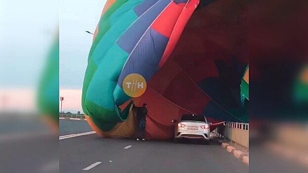 Воздушный шар накрыл автомобиль в Нижнем Новгороде
