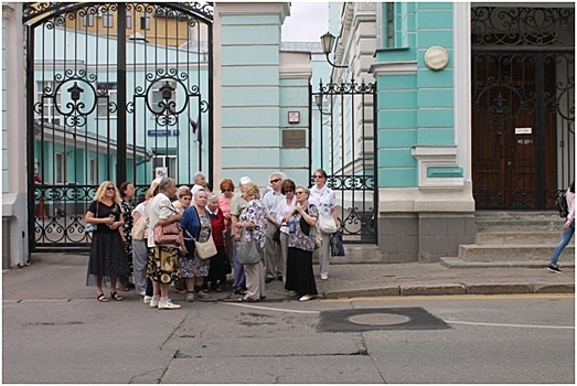 Участники «Московского долголетия» из Ховрина прогулялись по театральным бульварам