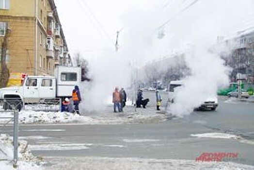 Клубами пара затянуло улицу Есенина в Новосибирске