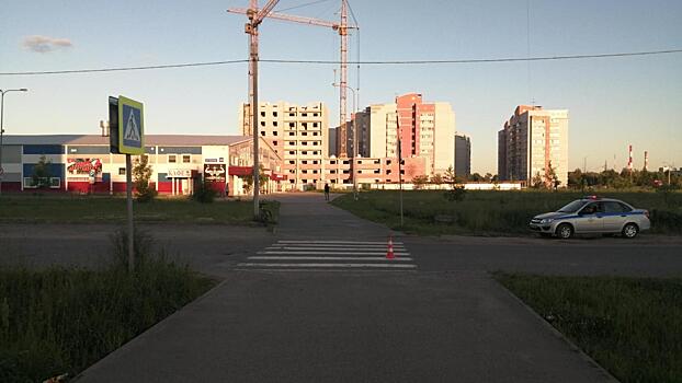 Переезжая дорогу на велосипеде, женщина попала под машину в Вологде