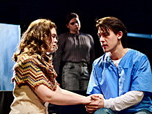 Настало время тишины: спектакль о страшных девяностых представили в «Покровка.Театр»