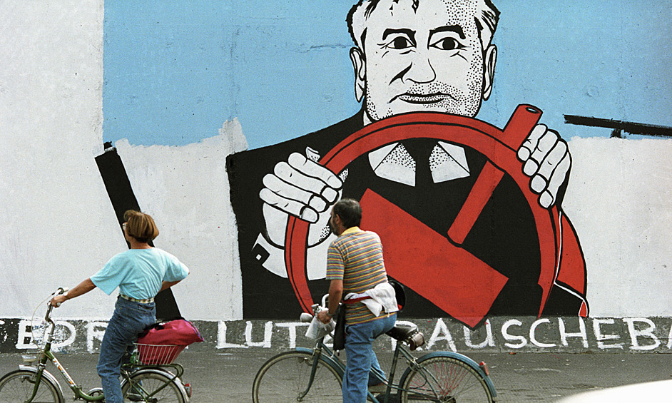 На участке Берлинской стены также нарисован президент СССР Михаил Горбачёв с серпом и молотом в руках. 