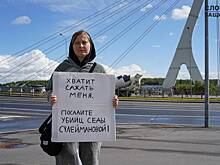 Подруга похищенной чеченки вышла на пикет к мосту Кадырова