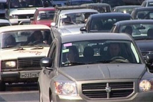 Волгоградцы встали в пробках утром 24 января на двух продольных