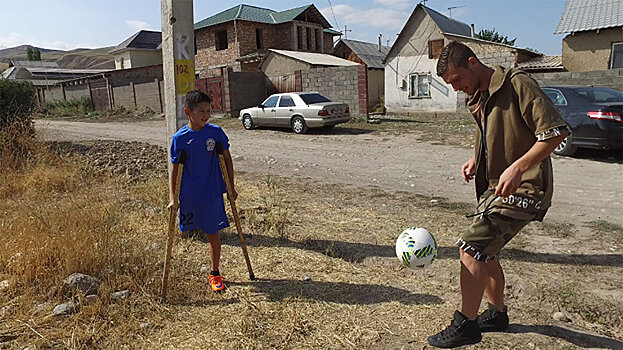 Самый дорогой футболист КР сыграл с одноногим мальчиком, взорвавшим Сеть