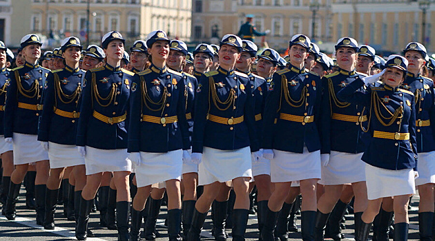 Всем российским военнослужащим прибавят зарплату