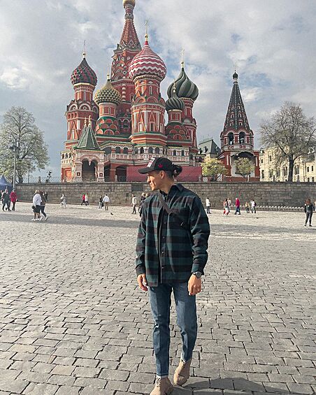 Партнёр Карраскаля по полузащите ЦСКА Хесус Медина тоже решил погостить дома, но перед этим провёл обзорную экскурсию по Москве и пообещал обязательно вернуться