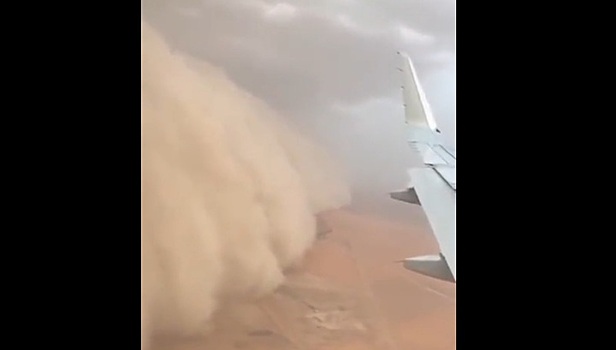 Пассажирский самолет "сбежал" от песчаной бури в Кувейте. Видео