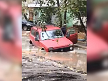 В Воронеже засыпали глубокую лужу, в которой «утонули» несколько машин