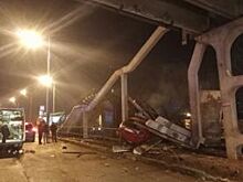 Во Владивостоке водитель Subaru врезался в бетонный надземный переход