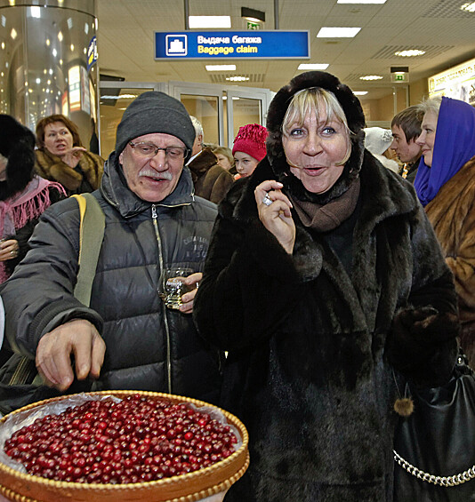 Режиссер Александр Митта и актриса Марина Голуб, приехавшие на IX Международный кинофестиваль «Дух огня», в аэропорту Ханты-Мансийска, 2011 год
