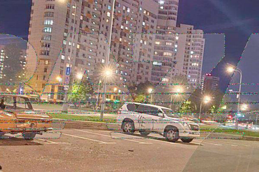 В Москве на автомобиле, под днищем которого нашли коробку, ранее написали оскорбления