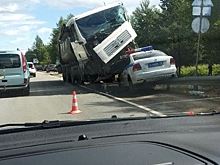 В массовом ДТП в Ленобласти машина ГИБДД оказалась под колесами грузовика
