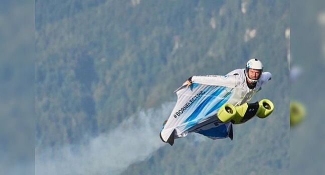 Инженеры BMW создали первый в мире электрический костюм-крыло