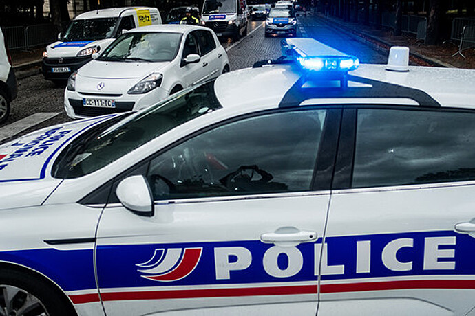 Во Франции мужчина несколько раз ударил ножом бывшего парня своей девушки